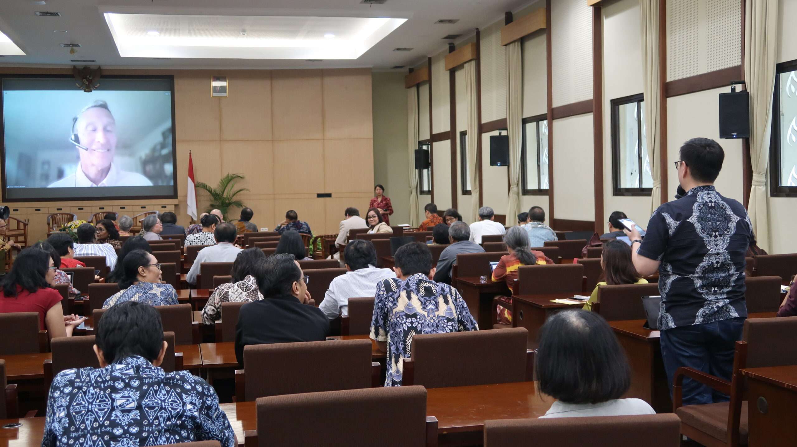A Glimpse of Interaction between the speaker and a participant at A Symposium on Generative Artificial Intelligence, Sanata Dharma University (USD) in Indonesia